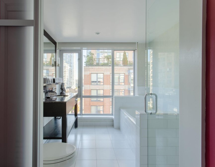 Executive Two Bedroom Suite Bathroom.jpg